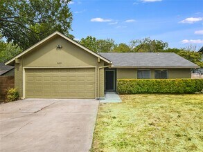 5255 Meadow Creek Dr in Austin, TX - Building Photo - Building Photo