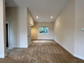 2360 NW 19th St in Redmond, OR - Building Photo - Building Photo