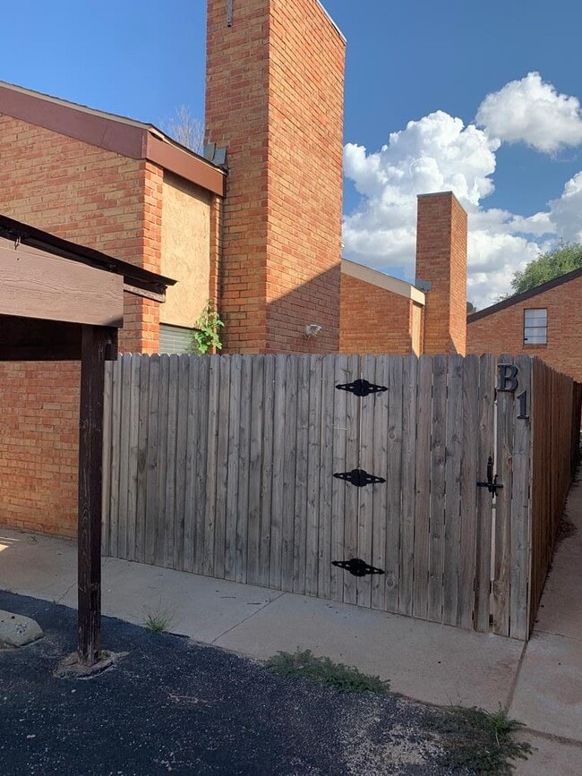 2230 E 52nd St in Odessa, TX - Foto de edificio - Building Photo