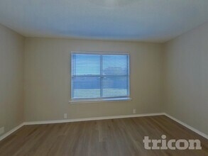 1310 Cloyne Dr in Arlington, TX - Foto de edificio - Building Photo