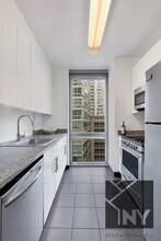 451 W 37th St, Unit 2107 in New York, NY - Building Photo - Building Photo