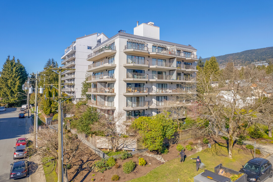 Wesmoor House in West Vancouver, BC - Building Photo