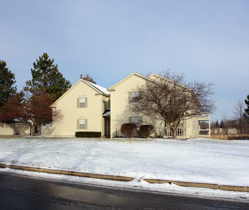 7480 Huntington Dr in Canfield, OH - Foto de edificio