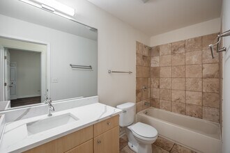 2833 W Medill Ave, Unit 1 in Chicago, IL - Building Photo - Building Photo