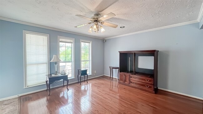 property at 9206 Hendon Ln