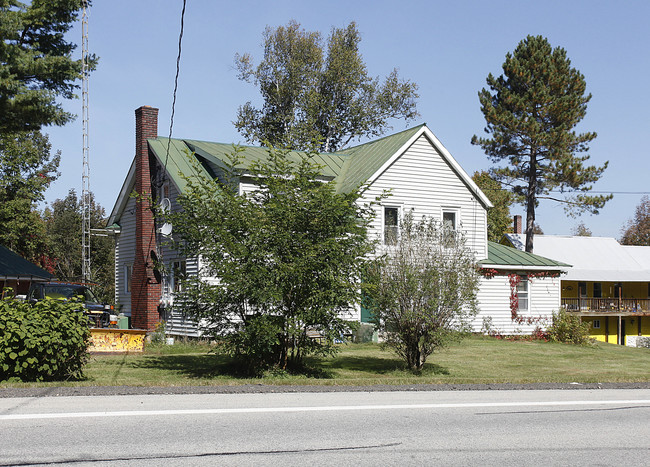 2455 State Route 8 in Lake Pleasant, NY - Foto de edificio - Building Photo