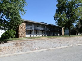 Stone Manor in Benton, IL - Building Photo