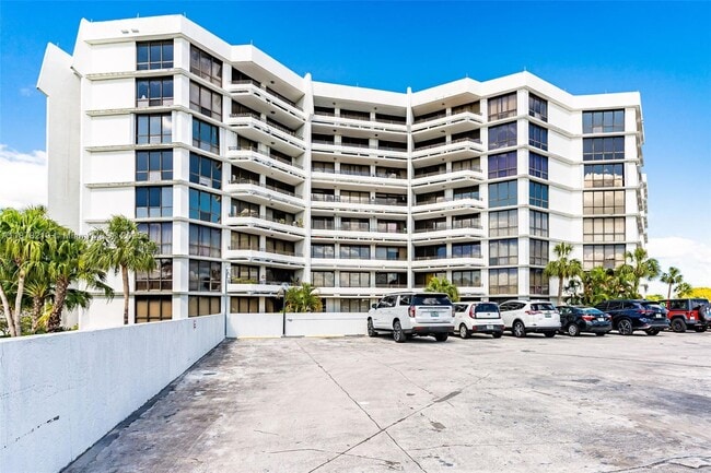13951 Kendale Lakes Cir in Miami, FL - Building Photo - Building Photo