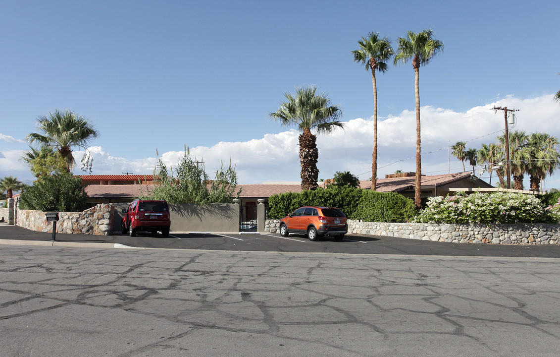 500 W Racquet Club Rd in Palm Springs, CA - Foto de edificio