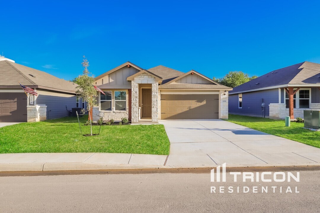 13531 Emerson Wy in Saint Hedwig, TX - Building Photo