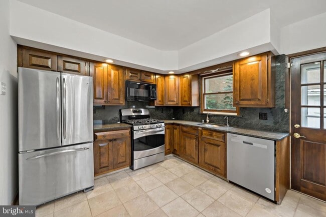 1122 McClellan St in Philadelphia, PA - Building Photo - Building Photo