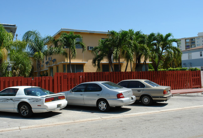 985-987 Bay Dr in Miami Beach, FL - Foto de edificio - Building Photo