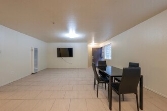 5231 Huntington Dr N, Unit 4 in Los Angeles, CA - Building Photo - Building Photo