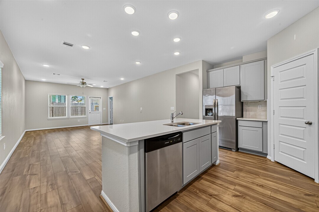 8304 Bristlecone Pne Wy in Magnolia, TX - Foto de edificio