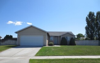 4511 Saguaro Dr in Pasco, WA - Building Photo