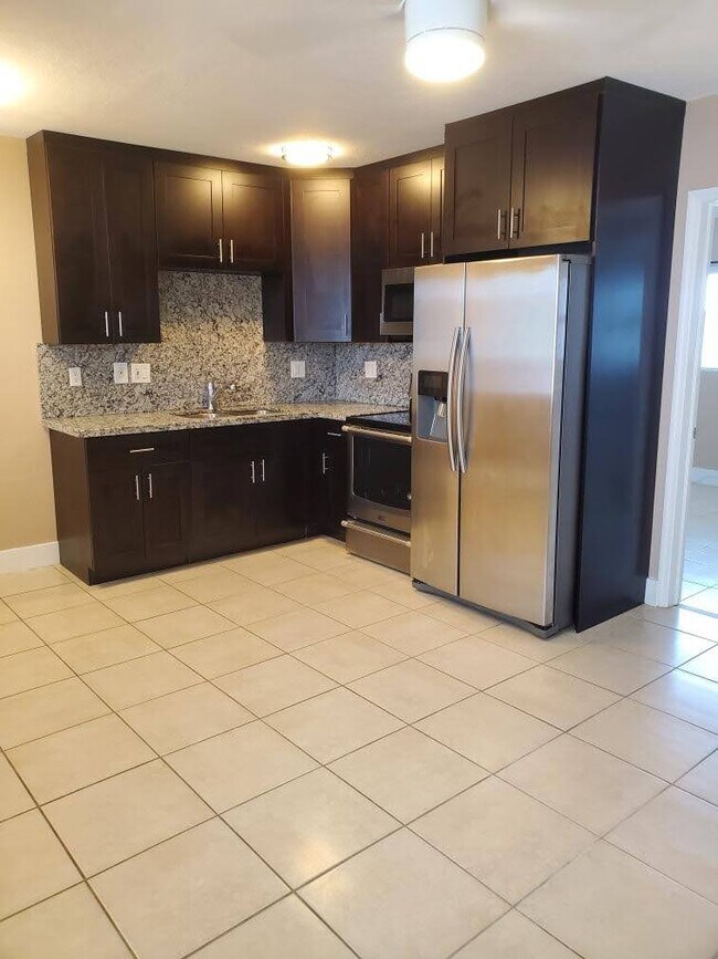 3071 SW 27th Ave in Miami, FL - Foto de edificio - Building Photo