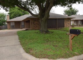 1233 Fairhaven Dr in Mansfield, TX - Building Photo