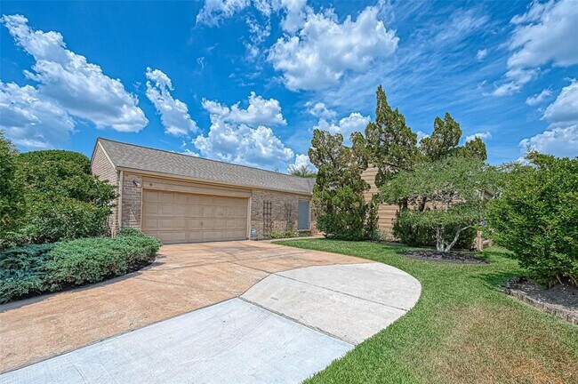 2223 Kinbrook Dr in Houston, TX - Building Photo - Building Photo