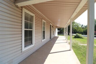 1065 W Pecan St in Stephenville, TX - Building Photo - Building Photo