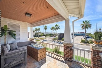3828 Seawall Blvd in Galveston, TX - Building Photo - Building Photo