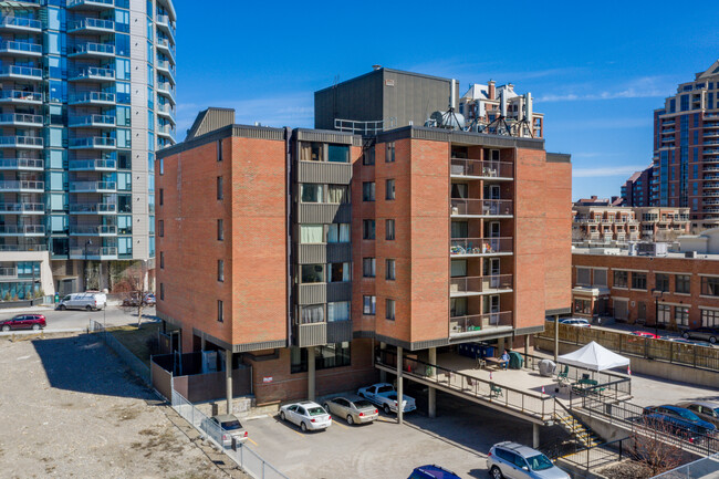 Bow Claire Apartments in Calgary, AB - Building Photo - Building Photo