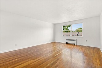 30 Arnold Way in West Hartford, CT - Building Photo - Building Photo