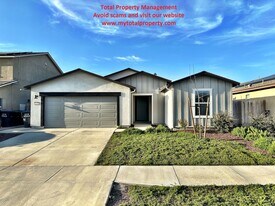 1032 E Loyola Ave in Visalia, CA - Building Photo