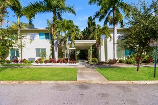 Colony Apartments in St. Petersburg, FL - Building Photo