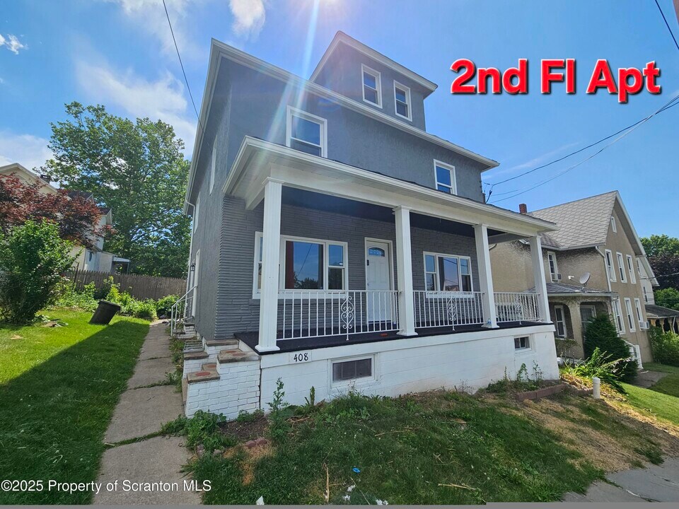 408 Grove St in Dunmore, PA - Building Photo