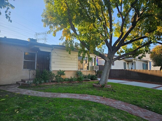 property at 931 N Screenland Dr