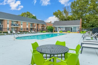 Kings Pointe Apartments - Warren, MI in Warren, MI - Building Photo - Building Photo