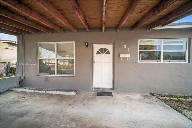 701 N 70th Ave in Hollywood, FL - Building Photo - Building Photo