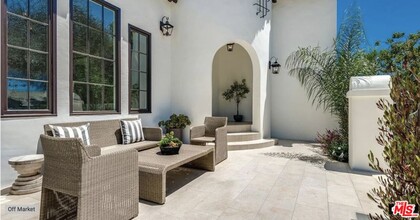 132 S Kilkea Dr in Los Angeles, CA - Building Photo - Building Photo