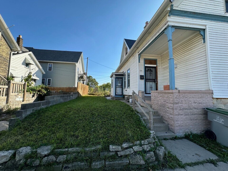 321 E Meinecke Ave in Milwaukee, WI - Building Photo