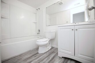 Brighton Apartments in St. Louis, MO - Foto de edificio - Building Photo