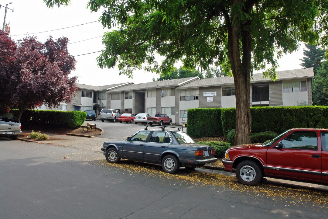 Encore Apartments in Portland, OR - Building Photo