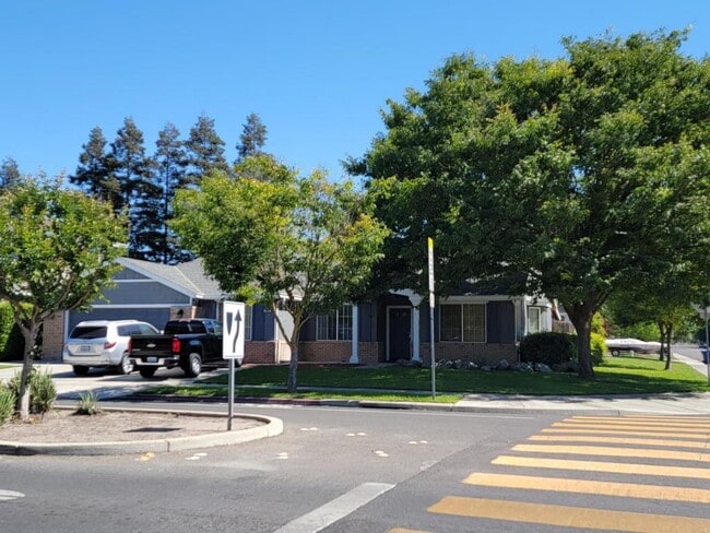 692 W Springer Dr in Turlock, CA - Building Photo - Building Photo