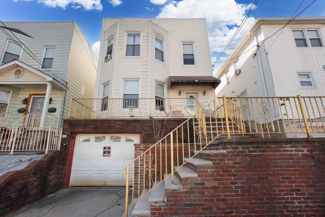 48 E 48th St in Bayonne, NJ - Building Photo