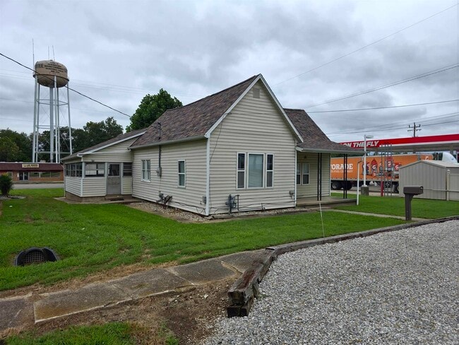 108 S Oak St in Loogootee, IN - Building Photo - Building Photo