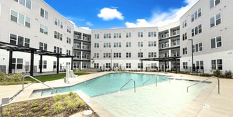 Madison Ashley Park in Charlotte, NC - Building Photo