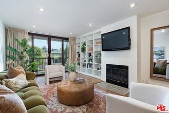 1351 N Crescent Heights Blvd in West Hollywood, CA - Building Photo - Building Photo