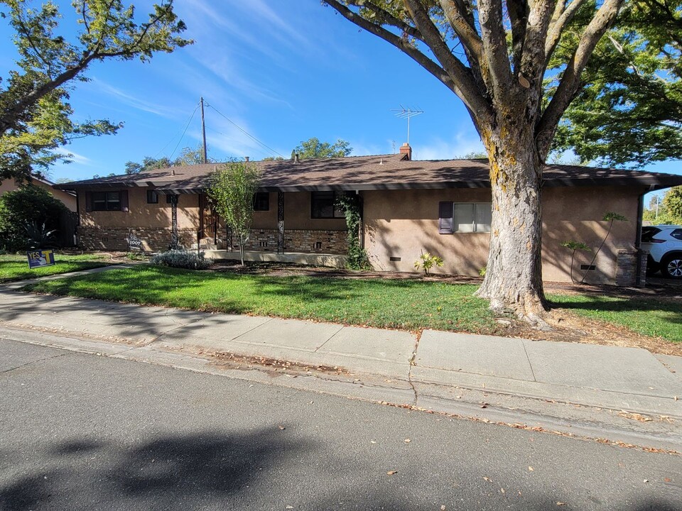 1007 Cypress Ln in Davis, CA - Foto de edificio