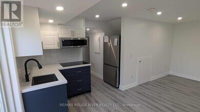 3 Wimbledon Ct in Whitby, ON - Building Photo - Building Photo