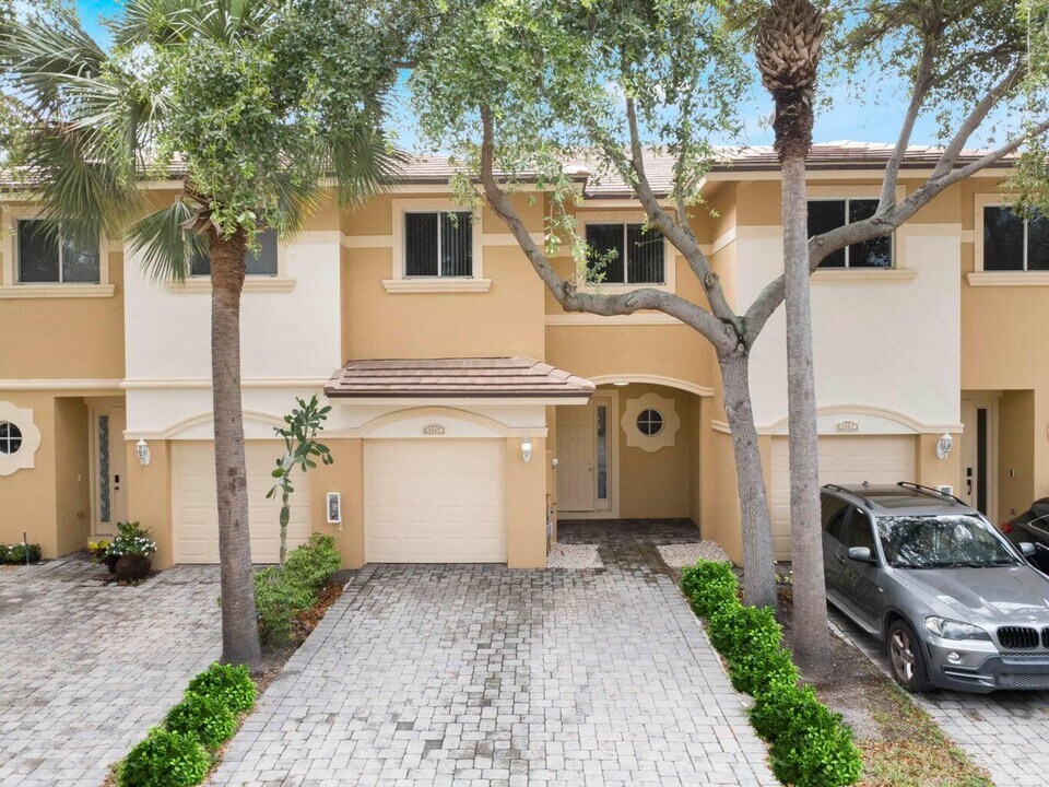 4325 Berkshire Wharf Dr in Lake Worth Beach, FL - Building Photo
