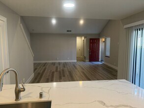 5385 Birchcroft St in Simi Valley, CA - Foto de edificio - Building Photo