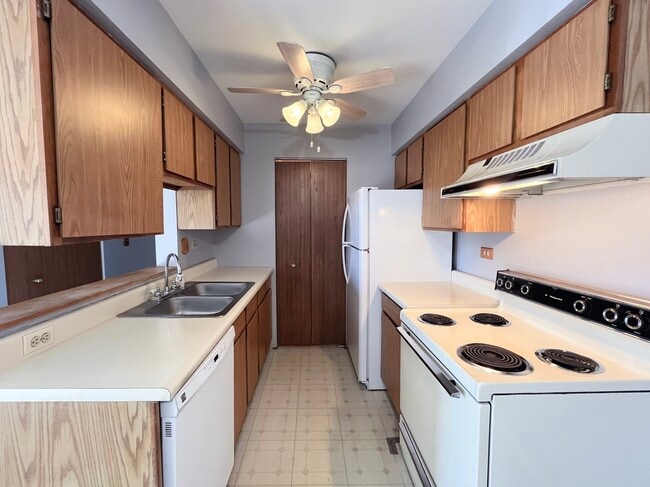 615 S Virginia Rd in Crystal Lake, IL - Building Photo - Building Photo