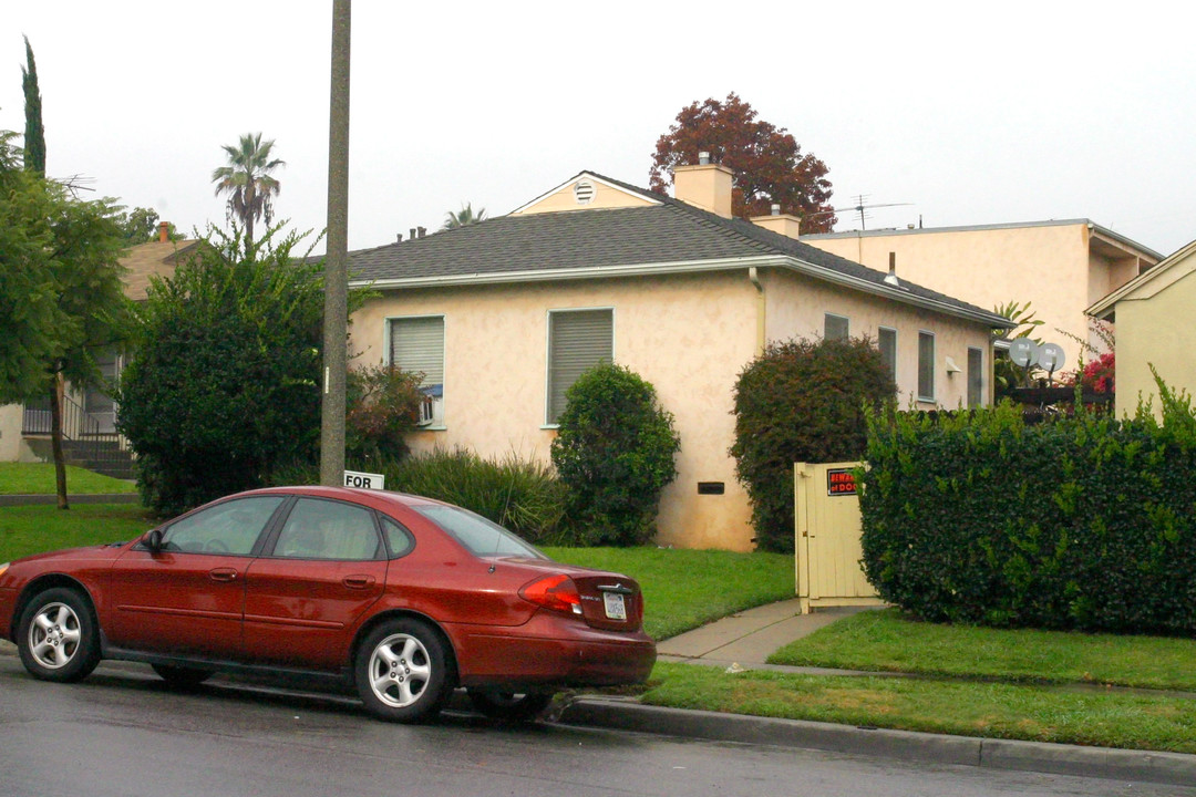 4561-4565 E 14th St in Long Beach, CA - Foto de edificio