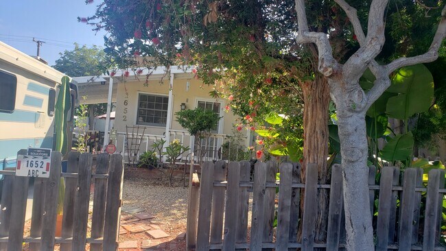 1652 Berkeley St in Santa Monica, CA - Building Photo - Building Photo