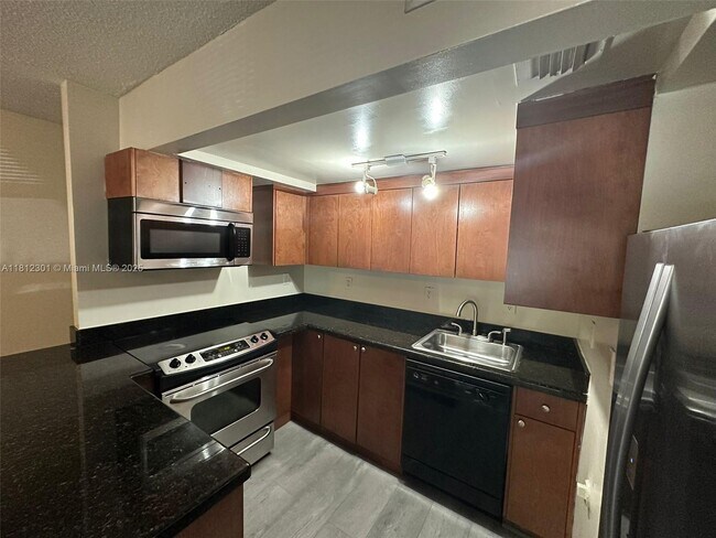 950 NW 11th St in Miami, FL - Building Photo - Building Photo