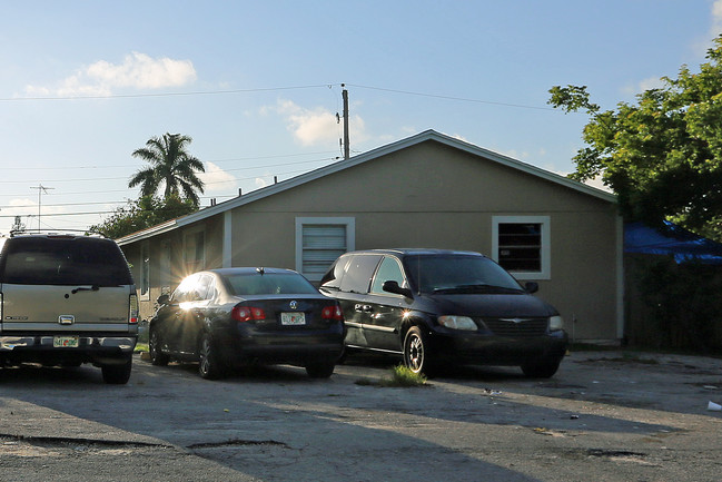 4326 Urquhart St in Lake Worth, FL - Foto de edificio - Building Photo